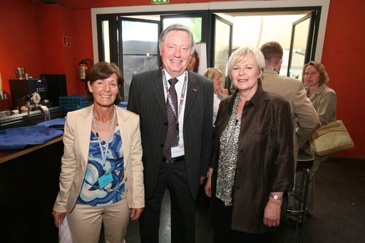 Vorschau Bild von von links nach rechts
GF von Fiw Marlies Schöch, Präsident Kuno Riedmann, Vorsitzende von Frau in der Wirtschaft Vorarlberg Evelyn Schöch