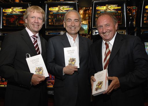 BILD zu OTS 290 - Genuss Guide 2007 - Der Führer durch die Österreichische Feinkostszene; v.l.n.r.: Willy Lehmann (Herausgeber), Germanos Athanasiadis (Verleger) und Fritz Stifsohn (Herausgeber)

Weitere Bilder abrufbar unter:
http://pressefotos.at/m.php?g=1&u=1&dir=200706&e=20070626_g&a=event