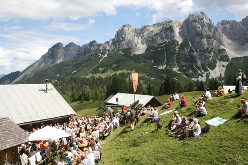 Vorschau Bild von Kaiserwetter und Almsommerstimmung - mit dieser Mischung eröffnete das SalzburgerLand die Almsommer-Saison! Zahlreiche Gäste waren dabei und erfreuten sich an einer wunderschönen Wanderung zur Mahd- und Loseggalm.