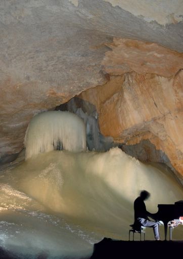  Die Konzertreihe "Eisklang" stellt auch heuer wieder ein ganz spezielles Highlight für Musikliebhaber in der Dachsteinhöhlenwelt in Obertraun dar.