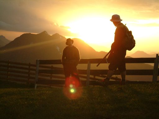 Beim Wilderer-Drama "Almenrausch und Edelweiß" des Ganghofer-Zeitgenossen Hans Neuert, das die Salzburgerin Ursula Reisenberger vor dem Hintergrund eines modernen Skigebiets inszeniert, verkörpern 20 Schauspieler - Sänger und  Musikanten - über den Berg verteilt eine alte Geschichte um Liebe, Eifersucht und Tod.