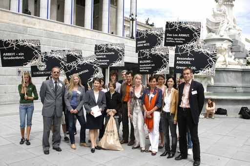  Die Gesprächspartner v.l.n.r.: KiJa Landesvertretung Wien: Dr. Anton Schmid, KiJa Landesvertretung Wien: DSA Monika Pinterits, Nationalratspräsidentin Mag. Barbara Prammer, Felix, KiJa Landesvertretung Steiermark: Mag. Christian Theiss, KiJa Landesvertretung OÖ: Mag. Christine Winkler-Kirchberger, KiJa Landesvertretung Salzburg: Dr. Andrea Holz-Dahrenstaedt, KiJa Landesvertretung Kärnten: Pauline Thamer.

Weitere Bilder abrufbar unter:
http://pressefotos.at/m.php?g=1&u=38&dir=200706&e=20070628_z&a=event