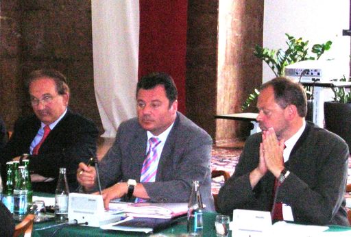 Sitzung des Kontrollausschusses des oö. Landtag am 29.Juni 2007: 
v.l.n.r.: Landesrechnungshofdirektor Dr. Helmut Brückner, Kontrollausschussobmann KO Mag. Günther Steinkellner (FPÖ), Agrarlandesrat Dr. Josef Stockinger