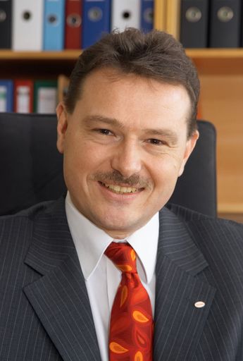 Ing. Hermann Deitzer (46) fungiert seit 1. Juli als Leiter von Adhesives Technologies. Der gebürtige Wiener war zuvor bereits für die Business Unit Klebstoffe für Konsumenten und Handwerker verantwortlich.