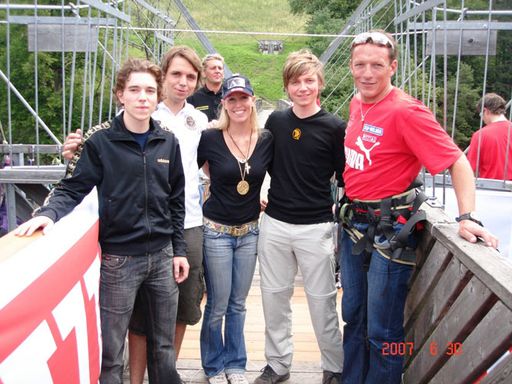 Vorschau Bild von Snowboardweltmeisterin Heidi Neururer (Mitte), Bungyprofi und Weltrekordhalter Raimund Köhler (rechts) umringt von den Dorfrocker
