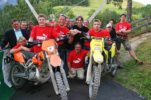 Vorschau Bild von Die kurze Sprungpause, in der Raimund Köhler gründlich von Dr. Franz Eiter und Dr. Hermann Köhle untersucht wird, wurde von den anwesenden VIPs für eigene Bungy Sprünge genutzt. Judomeisterin Cindy Kaniok und Philip von den Dorfrockern wagten den 94 Meter Sprung in eine der schönsten Schluchten des Alpenraum.