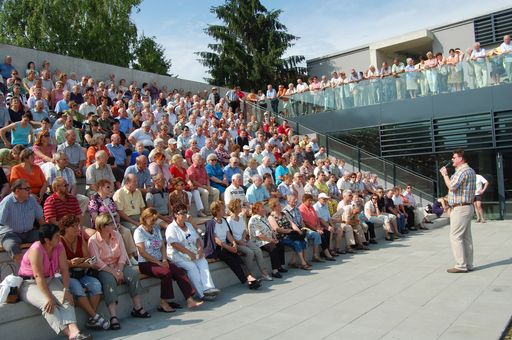 Führung durch das Hermann Nitsch Museum mit anschließendem Stadtrundgang mit Ing. Christian Resch, Bürgermeister von Mistelbach am Fronleichnamstag, an dem rund 400 Personen teilgenommen haben.