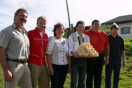 v.li.n.re. Andreas Schermer/stell. Obmann TVB Kaiserwinkl, Thomas Schönwälder/Geschäftsführer TVB Kaiserwinkl, Martha und Toni Fahringer/Burgeralm, Gerhard Erharter/Obmann TVB Kaiserwinkl, Georg Kitzbichler/stell. Aufsichtsratvorsitzender TVB Kaiserwinkl