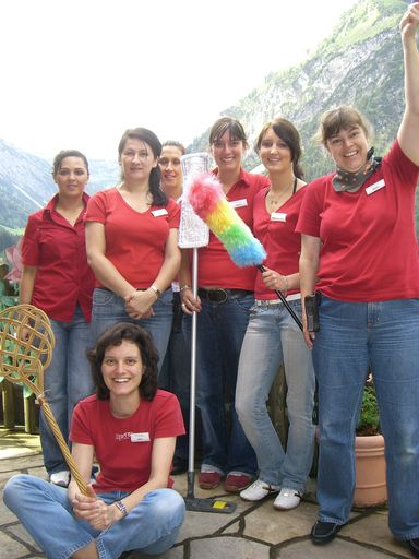  Das fünfköpfige Housekeeping Team des bekannten 4 Sterne Wellnesshotel Rosenhof aus dem Kleinwalsertal erweckt für den Bestbieter zwei Tage lang Urlaubsgefühle im eigenen Haushalt.