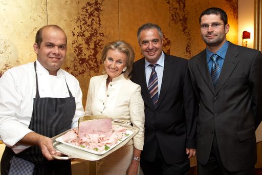 Vorschau Bild von v.l.n.re.: Sacher-Küchenchef Hans Peter Fink, Sacher-Chefin Dkfm. Elisabeth Gürtler, Werner Stoißer,  
Frühwirth-Geschäftsführer und Detlef Leitner Frühwirth-Geschäftsführer päsentieren den "Original Sacher  
Trüffelschinken".