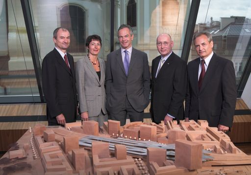  Gerald Antonitsch (Immorent), Michaela Steinacker (ÖBB-Immobilienmanagement GmbH), Andreas Treichl (Erste Bank), Martin Huber (ÖBB Holding AG) und Peter Tichatschek (Immorent) vor einem Modell des Hauptbahnhof Wien.