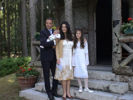 Mariella Ahrens und Graf Patrick von Faber-Castell mit Tochter Lucia: "Wir sehen die Stammzellen im Nabelschnurblut als biologische Gesundheitsvorsorge für unsere Tochter Lucia, deshalb haben wir uns für die Aufbewahrung bei VITA 34 entschieden"