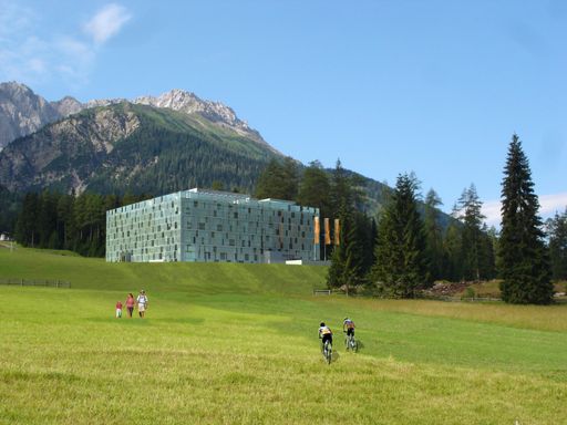  Die Gemeinde Biberwier am Fuße der Tiroler Zugspitze ist mit der heutigen Eröffnung des CUBE BIBERWIER-LERMOOS um ein touristisches Angebot reicher. CUBE - das innovative Ferienkonzept - setzt auf die zukünftige Entwicklung des Bergtourismus und bietet Sommer wie Winter ein abwechslungsreiches Programm.