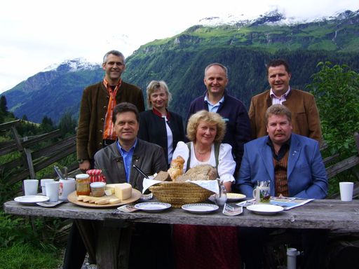 Foto: von links nach rechts sitzend: Bürgermeister Robert Reiter, Rauris; Roswitha Huber, Pirchnerbäuerin Kachkendlalm; Hans-Peter Chisté, Käsesommelier Genussakademie; Von links nach rechts stehend: Siegfried Rasser, TVB-Obmann Rauris; Marina Breycha, Incomingleitung Ferienregion Nationalpark Hohe Tauern; Christian Wörister, Geschäftsführer Ferienregion Nationalpark Hohe Tauern; Stefan Gabritsch, Geschäftsführer Rauris Tourismus GmbH.