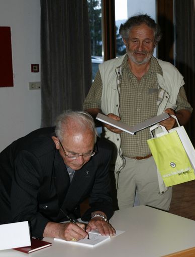  Beim signieren der Bücher sprach Altbischof Reinhold Stecher über die Fasziniation und den inneren Reichtum des Bergwanderns.