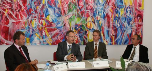 Vorschau Bild von Pressekonferenz zum Thema Nachhaltigkeit - CSR: v.l.n.r.:  Ing. Mag. Peter Koren, Vizegeneralsekretär IV Österreich - Industriepolitik,  Wolfgang Lux, kaufm. Geschäftsführer POLOPLAST Gruppe, DI Dr. Alfred Strigl, Geschäftsführer ÖIN - Österreichisches Institut für Nachhaltige Entwicklung, Univ.-Doz. Dr. Dietmar Kanatschnig, Direktor ÖIN - Österreichisches Institut für Nachhaltige Entwicklung