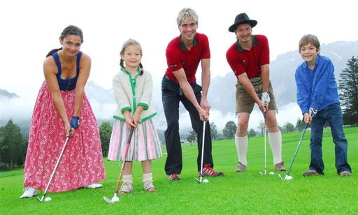 Vorschau Bild von Abschlag für eine Weltneuheit: Olympiasieger Felix Gottwald eröffnet mit Familie Tritscher den weltweit ersten Bio-Golfplatz am Kobaldhof in der Ramsau am Dachstein.