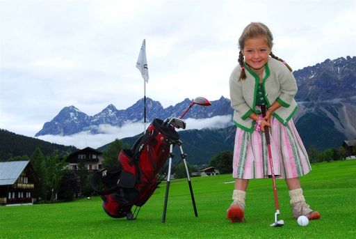 Früh übt sich: Leonie Tritscher trainiert fleißig auf dem weltweit ersten Bio-Golfplatz ihres Papas.