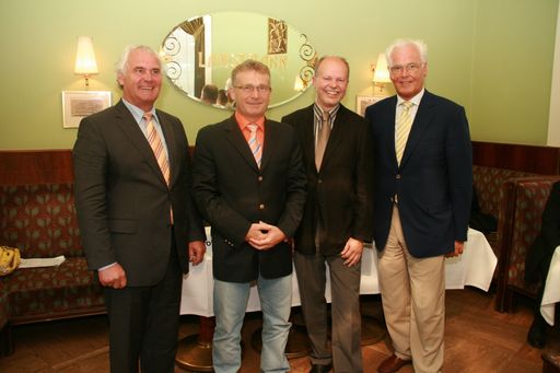 Die Wirtschaft fordert entschiedene Novellierung der Bauordnungen und Wohnbauförderung im Sinne des Klimaschutzes und sozialen Verträglichkeit - Pressegespräch im Cafe Landtmann vom 09.07.2007. v.l.n.r.: Komm.Rat Richard Rothböck - Bundesinnung Holzbau, Mag. Franz Roland Jany - GDI, Ing. Günter Lang - IG Passivhaus Österreich, Senator h.c. Techn.Rat Ing. Johann Lahofer