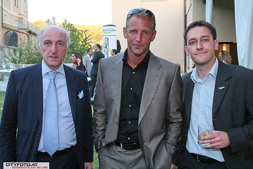 bet-at-home.com feierte am Samstag seinen 7. Geburtstag. Zu den Gratulanten zählten neben Thomas Muster auch der SV Ried, Bode Miller und Lleyton Hewitt. (v.l.n.r.) Peter-Michael Reichel (Präsident LASK), Thomas Muster, Mag. Markus Lamprecht (Marketingchef bet-at-home.com)