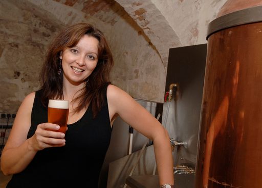 Isabella Berger (Ceel - Gasthaus Brauhaus Bar).
http://www.pressefotos.at/album/1/1/200707/20070709_g/