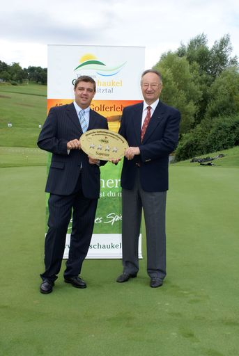 Vorschau Bild von Matthias Wobornik, Geschäftsführer der Golfschaukel Lafnitztal (links) und Konsul KR Eduard Ehrenhöfler, Präsident der Golfschaukel Lafnitztal, freuen sich über die 4 Sterne Superior Klassifizierung des BVGA.