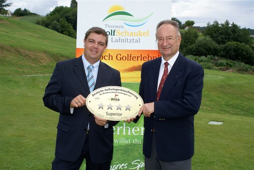 Vorschau Bild von Matthias Wobornik, Geschäftsführer der Golfschaukel Lafnitztal (links) und Konsul KR Eduard Ehrenhöfler, Präsident der Golfschaukel Lafnitztal, freuen sich über die 4 Sterne Superior Klassifizierung des BVGA.