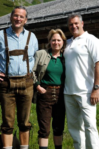  Prinzessin Sissy zu Bentheim und Steinfurt moderiert am 13. August Golf & Dinner in Schladming. Im Bild mit Global-Family Förderer Gerhard Lucian (Burghotel Lech) und Leadershipcoach Michael A. Wagner
