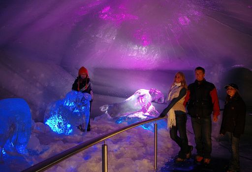 Vorschau Bild von Im "Kristalldom" mit den Figuren aus "Ice Age II"