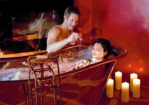 Wellness-Rosenbad
Der 2.000 m2 große Wellnessbereich Rosalpin SPA ist der neue Treffpunkt für Verwöhnte. Bei wohltuenden Schönheitsbädern, im Saunarium und bei My SPA-Anwendungen tanken Körper, Beauty und Seele rundherum auf.
