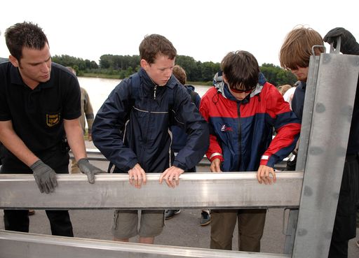 Danube Challenge 2007: Thema Hochwasserschutz, Teilnehmer der Danube Challenge 2007 und Mitglieder der freiwilligen Feuerwehr Krems beim Aufbau einer mobilen Hochwasserschutzwand.
http://www.pressefotos.at/album/1/1/200707/20070712_d/