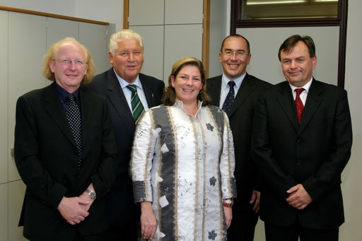 (v.l.n.re.:) Der erste ÖÄK-Vizepräsident, Dr. Artur Wechselberger, ÖÄK-Präsident Dr. Walter Dorner, Bundesministerin Dr. Andrea Kdolsky, der zweite ÖÄK-Vizepräsident und Bundeskurienobmann der angestellten Ärzte, Dr. Harald Mayer sowie der dritte ÖÄK-Vizepräsident und Bundeskurienobmann der niedergelassenen Ärzte, Dr. Günter Wawrowsky.
