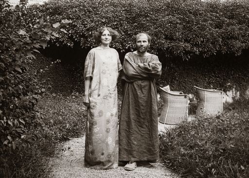 Gustav Klimt und Emilie Flöge im Garten der Villa Oleander, 1910.