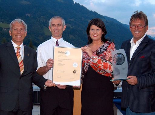 Freuen sich über das Best Health Austria Gütesiegel in Silber: v.l. Peter Reichelt von der ÖQA, Megi Nikolova (Leitung Physiotherapie), Alpen Therme Geschäftsführer Michael Schafflinger und Landeshauptfrau Gabi Burgstaller.