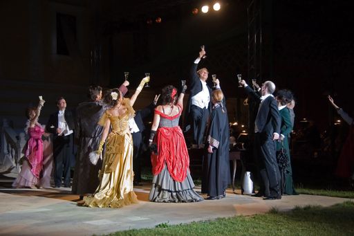 Moritz Gogg (Gabriel von Eisenstein), Elisabeth Flechl (Rosalinde), Horst Lamnek (Frank), Rita-Lucia
Schneider (Prinz Orlofsky), Thomas Ebenstein (Alfred), Erwin Belakowitsch (Dr. Falke), Manfred Petz (Dr. Blind). Barbara Payha (Adele), Hans Kraemmer (Frosch), Ivaylo Guberov (Ivan) und Mirjam Neururer (Ida)
http://pressefotos.at/m.php?g=1&u=43&dir=200707&e=20070719_f&a=event