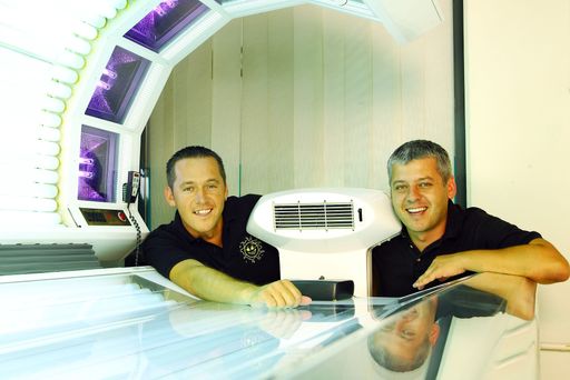  Thomas (li.) und Hans Arsenovic, Geschäftsführer des österreichischen Marktführers Sun Company folgen dem selbstbewussten Firmenslogan: 'Unser einziger Konkurrent ist die Sonne!'