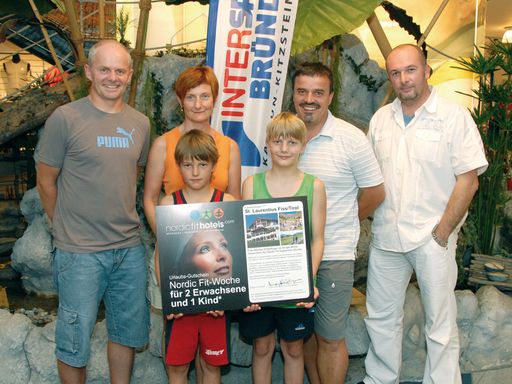  Strahlende Gesichter bei der Gewinnscheck-Übergabe im Hauptgeschäft bei Intersport Bründl in Kaprun: Manfred Rogetzer (Shopleiter Intersport Bründl Kaprun), die glückliche Gewinner-Familie Monika und Barthl Schipflinger mit den Söhnen Fabian und Florian, Hagen E. Schernthaner
