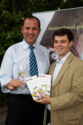 Josef Pröll, Bundesminister für Land- und Forstwirtschaft, Umwelt und Wasserwirtschaft (l) mit wein.pur Chefredakteur Alexander Magrutsch bei der Präsentation des neuen "Grüner Veltliner" Buches