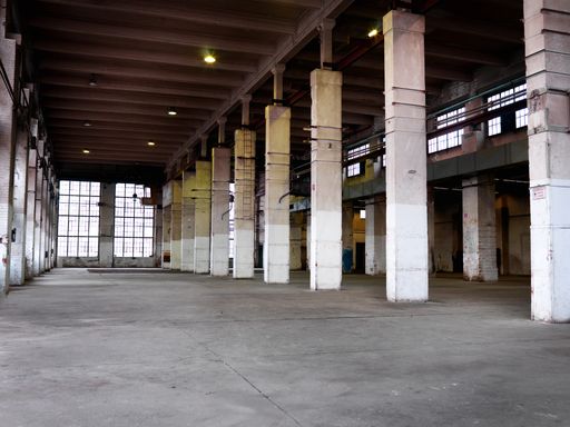 Vorschau Bild von Altes Wagenwerk, 1220 Wien, Stadlauerstraße 41
Auch bei Regen den Sommer genießen bis zu 1500 Personen im neu entdeckten Alten Wagenwerk in Wien-Donaustadt: Wenn man sämtliche Türen der aufgelassenen Industriehalle öffnet, sitzen Eventbesucher wie in einem überdimensionalen Partyzelt und sind doch vor Hitze und nassen Schauern geschützt.