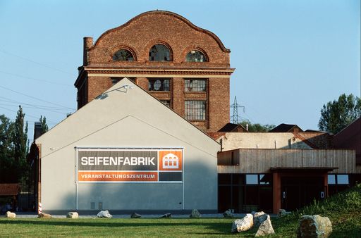  Seifenfabrik Veranstaltungszentrum, 8010 Graz, Angergasse 41-43
Von brennenden Autowracks bei Filmpremieren-Feiern bis hin zum Riesenfest mit Ochsen-Grill hat die Grazer Location Seifenfabrik Veranstaltungszentrum schon viele originelle Open-Air-Ideen verwirklicht.