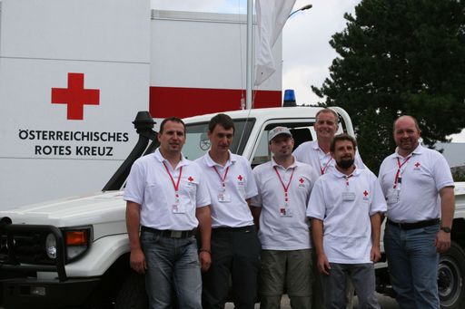 Vorschau Bild von Flutkatastrophe Pakistan: Rotkreuzteam am Weg!
v.l.n.r.: Markus Lang, Florian Hofer, Michael Wolf, Werner Meisinger, Werner Lechner, Andreas Cermak.