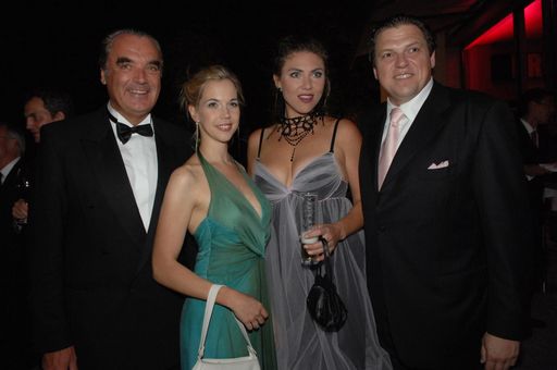 Vorschau Bild von Ralph Weyler, Vorstand Marketing und Vertrieb der AUDI AG, mit den Künstlern der Oper "Armida", Moica Erdmann, Annette Dasch und Michael Schade (von links).