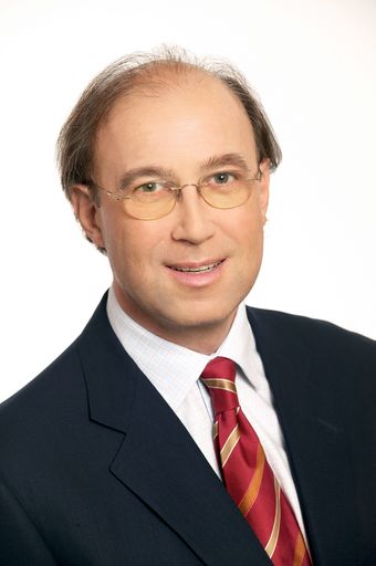 Ab 1. August 2007 ist es Krebspatienten erstmals möglich, PET-Untersuchungen (Positronen Emissions Tomographie) auf Kassenkosten durchführen zu lassen. Das radiologische Zentrum von Univ. Doz. Franz Frühwald (im Bild) in St. Pölten ist die erste Einrichtung Österreichs, in welcher Tumorpatienten diese wichtige Untersuchung ohne Wartezeit auf Kassenkosten erhalten.