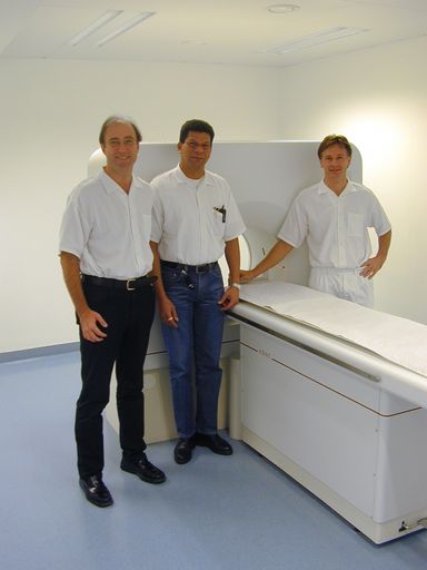 Vorschau Bild von Ab 1. August 2007 ist es Krebspatienten erstmals möglich, PET- Untersuchungen (Positronen Emissions Tomographie) auf Kassenkosten durchführen zu lassen. Im Bild v.l.n.r.: Österreichs PET-Pioniere Univ.-Doz. Dr. Franz Frühwald, Dr. Juan Flores sowie Univ.-Doz. Dr. Erich Steiner vor dem PET-Gerät.