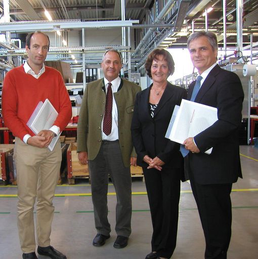 Am 30.7. besuchten BM Werner Faymann (re), Krone Chefredakteur Dr. Christoph Dichand (links)  und Energy Globe Gründer Ing. Wolfgang Neumann (Mitte) die Firma Fronius International GmbH in Sattledt (2. von re: Fronius Geschäftsführerin Brigitte Strauß). Das oberösterreichische Unternehmen ist weltweiter Technologieführer in den Sparten Batterieladesysteme,  Schweißtechnik und Solarelektronik.
