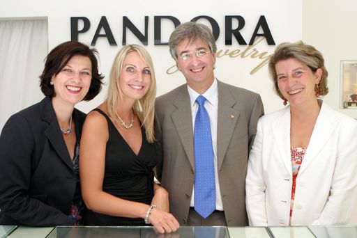  PANDORA Flagship Store Eröffnung - Geschaftsführerin: Ina Diechler-Schneider, Model: Simone Lindner, Gäste: dänischer Vizekonsul Dr. Michael Dyck mit Gattin Cathrine