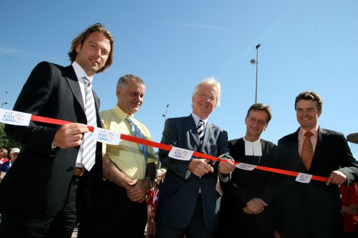 von Links nach Rechts: Mag. Harald Riener (Leiter Konzernmarketing Vienna Insurance Group), Franz Wurjak (Verwalter der Wirtschaftsbetriebe der Kongregation der Schulbrüder), Generaldirektor-Stellvertreter Dkfm. Karl Fink (Vienna Insurance Group), Bruder Paul (Provinzial der DeLaSalle Schülbrüder), Mag. Alfred Meindl (Organisator)