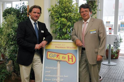 Mag. Thomas Reinauer, Centermanager des Designer Outlet Parndorf (links) und Wolfgang Katzian, Bundesvorsitzender der Gewerkschaft der Privatangestellten, Druck, Journalismus, Papier (GPA-DJP) bei der Info-Haltestelle, bei der Beschäftigte während der Themenwoche informiert werden.