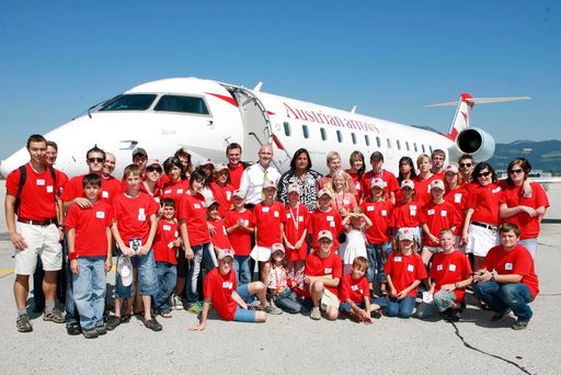 Alpenrundflug mit einer Austrian Airlines Maschine für 35 Kinder von ProJuventute.