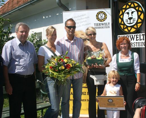  (v.l.n.r.): Die Tierwelt Herberstein begrüßte heute den 100.000 Gast! LH-Stv. Hermann Schützenhöfer, Sigrid Thannhäuser mit Begleitung und Nichte Laura, Doris Wolkner-Steinberger